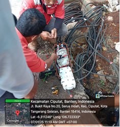 Tim teknisi mengerjakan penyambungan fiber di lapangan