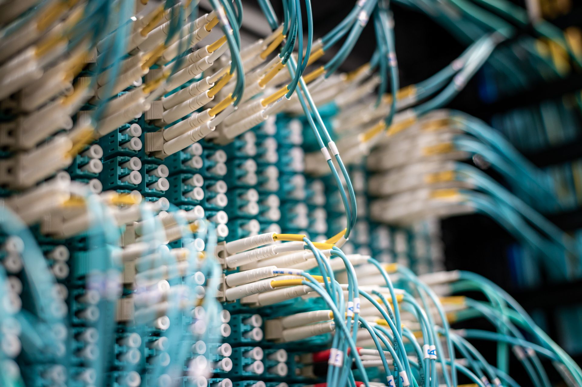 Konektor fiber optik LC pada patch panel densitas tinggi